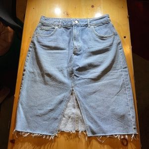Moto by Topshop, size 10, denim skirt, raw hem with front slit, hits at knee